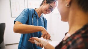 How a Specialist Doctor for Wounds Helps Patients Heal Faster and Safer