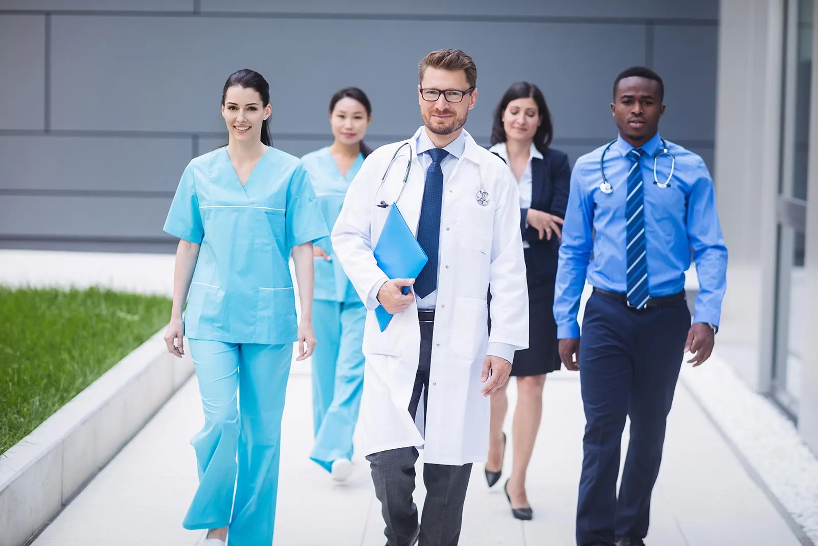 Your Guide to Hip Replacement Medical Tourism for Quality Care and Savings